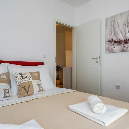 Chris's Апартаменти *